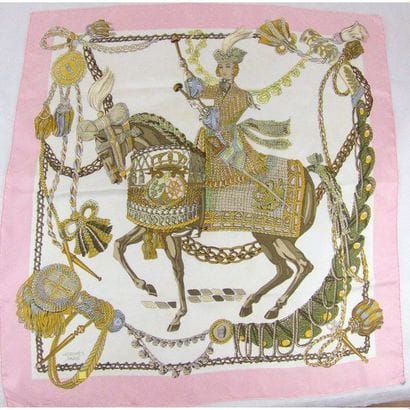 HERMES. Carré en soie « Cavalier » rose....