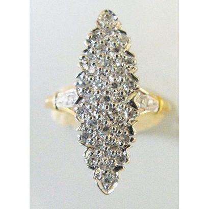 BAGUE Marquise en or 750°/°° ornée d’un pavage...