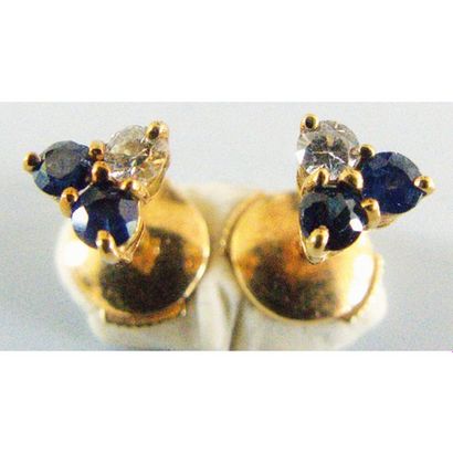 PAIRE DE CLOUS D’OREILLES en or jaune 750°/°°...