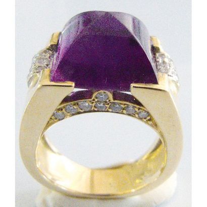 BAGUE en or jaune 750°/°° ornée d’une améthyste...