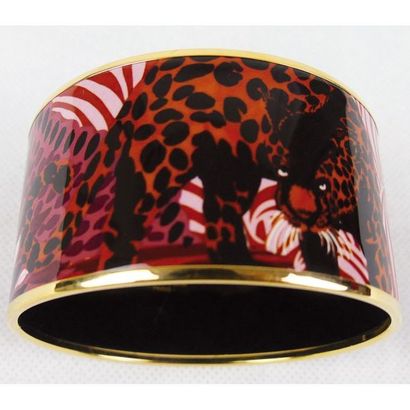 HERMES. Large bracelet rigide en métal doré...
