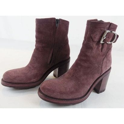 FREE LANCE. Paire de boots en daim lie de...