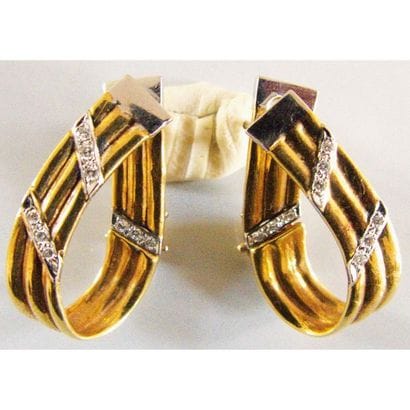 PAIRE DE BOUCLES D’OREILLES en or jaune 750°/°°...