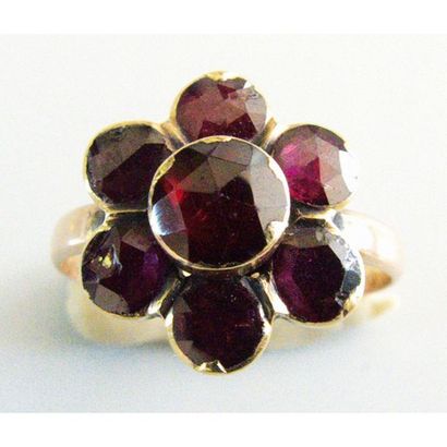 BAGUE fleur en or rose 750°/°° ornée de 7...