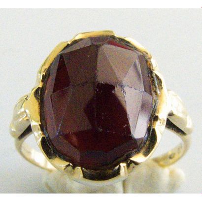 BAGUE en or 585°/°° ornée d’un grenat facetté....