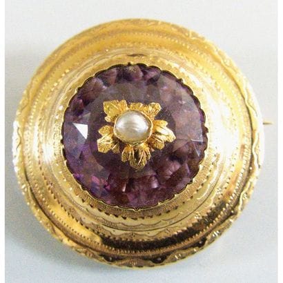 BROCHE ronde en or jaune 750°/°° ornée d’une...
