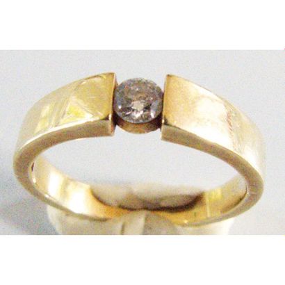 ANNEAU en or jaune 585°/°° orné d’un diamant...