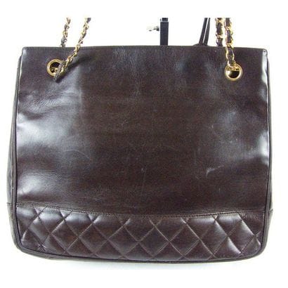 CHANEL. Sac cabas en cuir d’agneau marron...