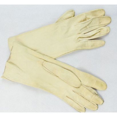 PAIRE DE GANTS en cuir crème. Etat d’usage....