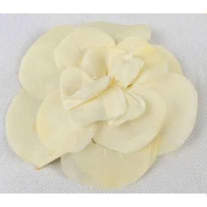 CHANEL. Broche Camelia en tissu blanc. Dans...