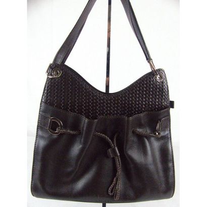 LANCEL. Sac rigide en cuir tressé marron....