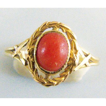 BAGUE en or 750°/°° ornée d’un corail cabochon....