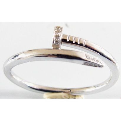 BRACELET rigide ouvrant en or blanc stylisant...