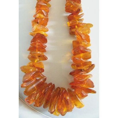 COLLIER d’ambre natif. L.66cm. 