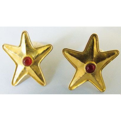 PAIRE DE BOUCLES D’OREILLES ETOILE en or...