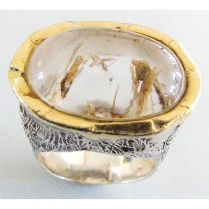 BAGUE en argent martelé serti clos d’un quartz rutile...