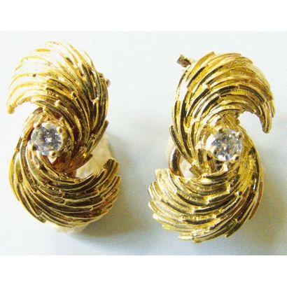 PAIRE DE BOUCLES D’OREILLES en or jaune 750°/°°...