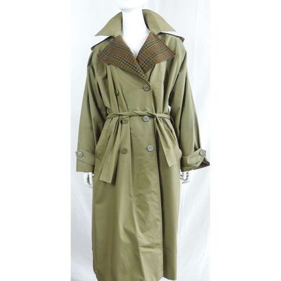 CELINE. Imperméable en gabardine kaki doublé...