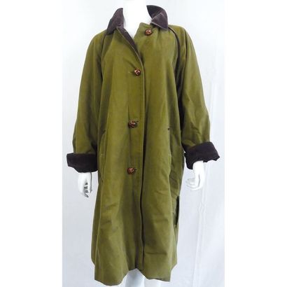 BURBERRY. Manteau en gabardine kaki. Col...