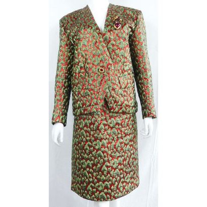 Sans Marque. Ensemble couture en tissu satiné...