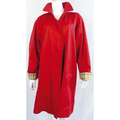 BURBERRY. Imperméable en gabardine rouge...
