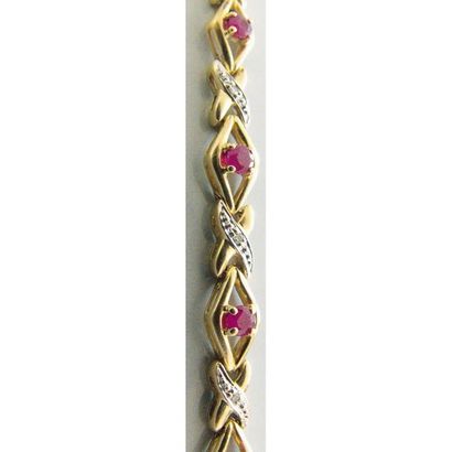 BRACELET souple en or jaune 750°/°° intercalé...