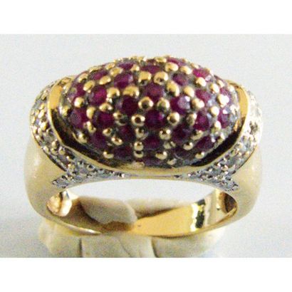 BAGUE jonc en or jaune 750°/°° ornée d’un...