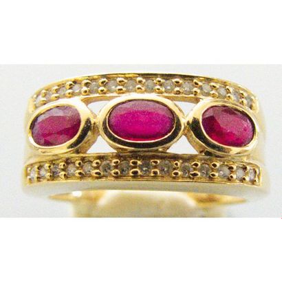 BAGUE en or jaune 750°/°° serti clos de 3...