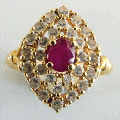 BAGUE marquise en or jaune 750°/°° ornée...