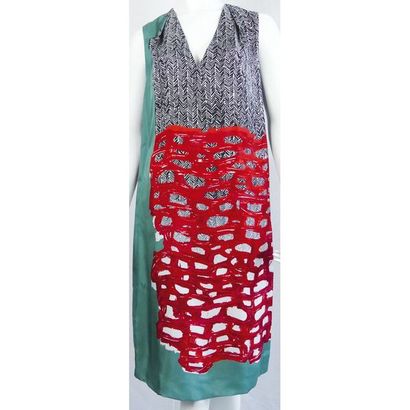 BALENCIAGA. Robe sans manche en soie à motif...