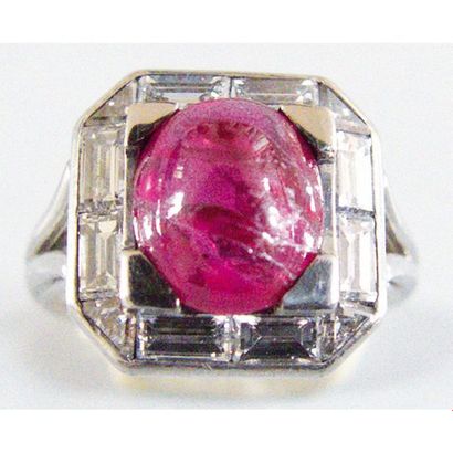 BAGUE en platine ornée d’un rubis Birman...