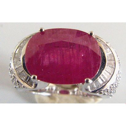IMPORTANTE BAGUE en or blanc 750°/°° ornée...