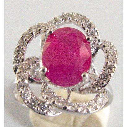 BAGUE fleur en or blanc 750°/°° ajouré ornée...