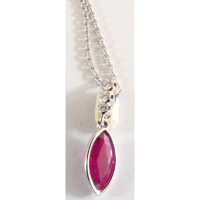 PENDENTIF en or blanc 750°/°° serti clos...