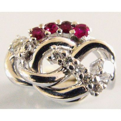 BAGUE 1950 en or blanc 750°/°° ornée de 4...