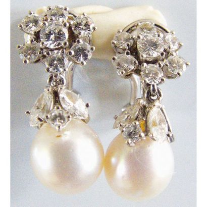 PAIRE DE BOUCLES D’OREILLES en or blanc 750°/°°...