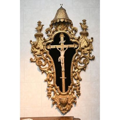 IMPORTANT CHRIST IN CROSS in ivory in a decorative...