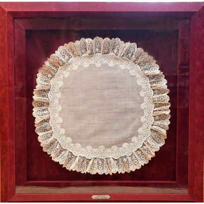 PANNEAU décoré d’un mouchoir en dentelle...