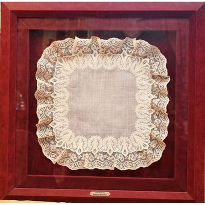 PANNEAU décoré d’un mouchoir en dentelle...