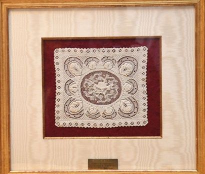 PANNEAU décoré d’un mouchoir en dentelle...