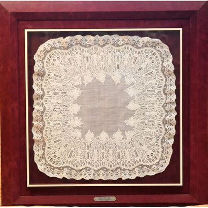 PANNEAU décoré d’un mouchoir en dentelle...