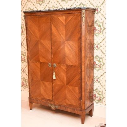 ARMOIRE LOUIS XVI en placage de bois de rose...