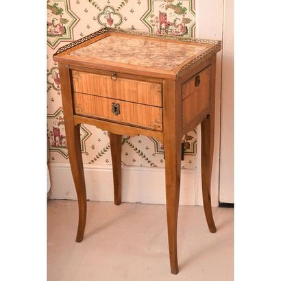TABLE CHEVET LOUIS XV. Elle ouvre par 2 tiroirs...