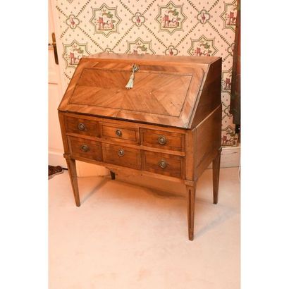 BUREAU DE PENTE LOUIS XVI en noyer à petits...