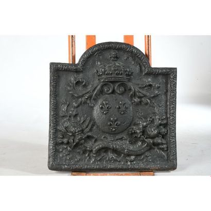 PLAQUE DE CHEMINEE in cast iron with a central...