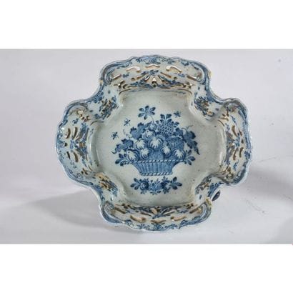 DELFT. Polylobed earthenware bowl with blue...