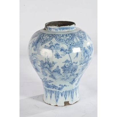 DELFT. Pottery pot with Chinese decoration...