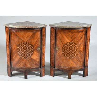 PAIRE D’ENCOIGNURES LOUIS XVI de forme arrondie...