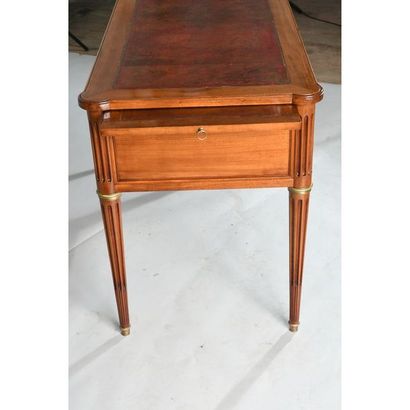 BUREAU LOUIS XVI toutes faces en acajou et...