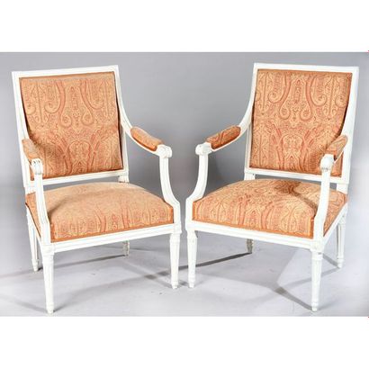 PAIRE DE FAUTEUILS LOUIS XVI en bois rechampi...